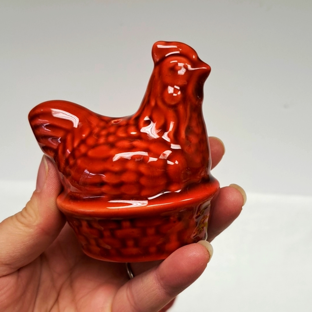 Vintage art pottery ceramic hen on nest salt and pepper shakers - Picture 2 of 8